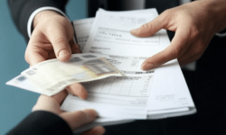 Gastos por Devolución de Recibos. ¿Son Legales? Te lo contamos. Una persona entrega billetes de euro junto con documentos a otra persona en un entorno formal.